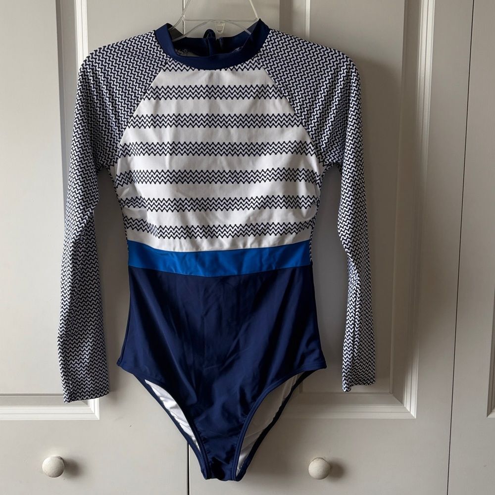 Venus Surf Long Sleeve One-Piece in the Nautical Awning Size 8 NWOT - Picture 2 of 4